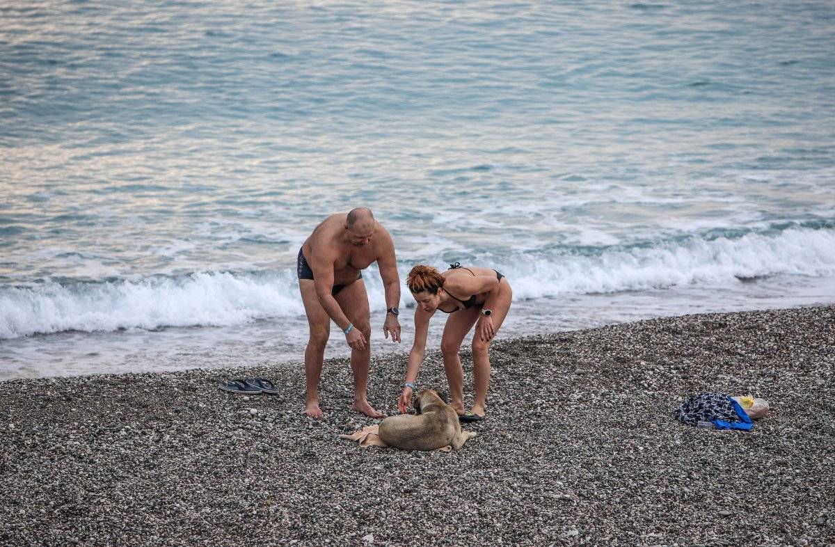 Antalya'da kısıtlamadan muaf turistler denize girdi