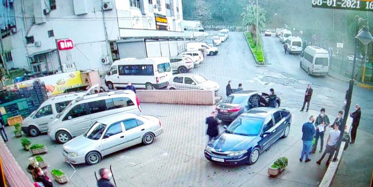 Zonguldak'ta maske takmayan genç, polise saldırdı