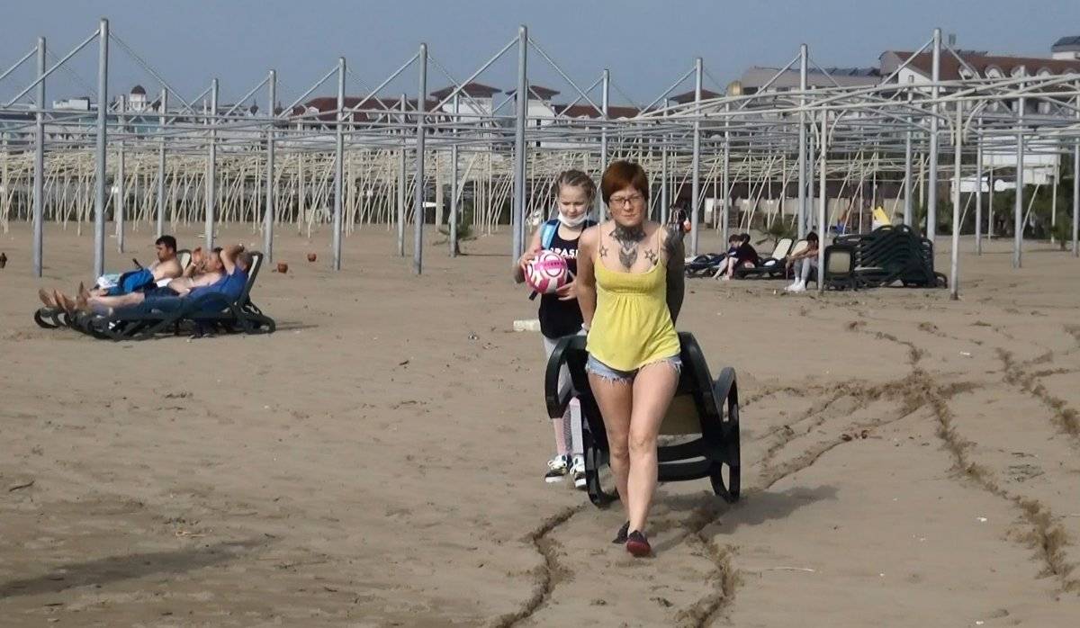 Antalya'da kısıtlamadan muaf turistler denize girdi