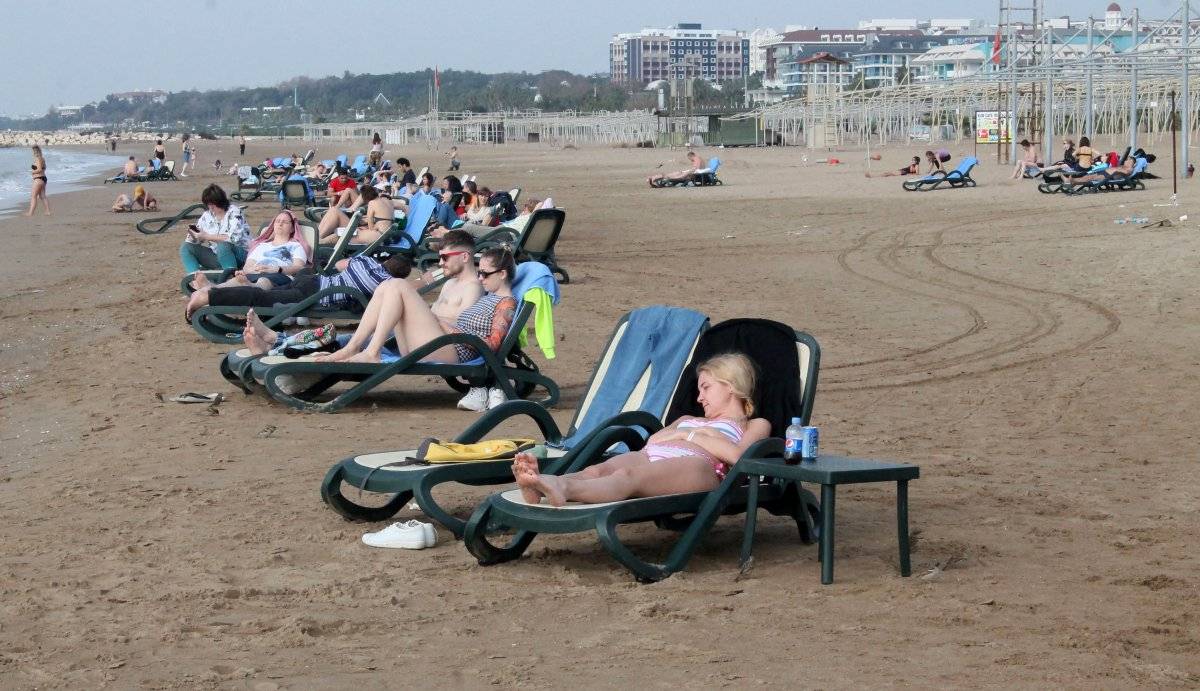 Antalya'da kısıtlamadan muaf turistler denize girdi