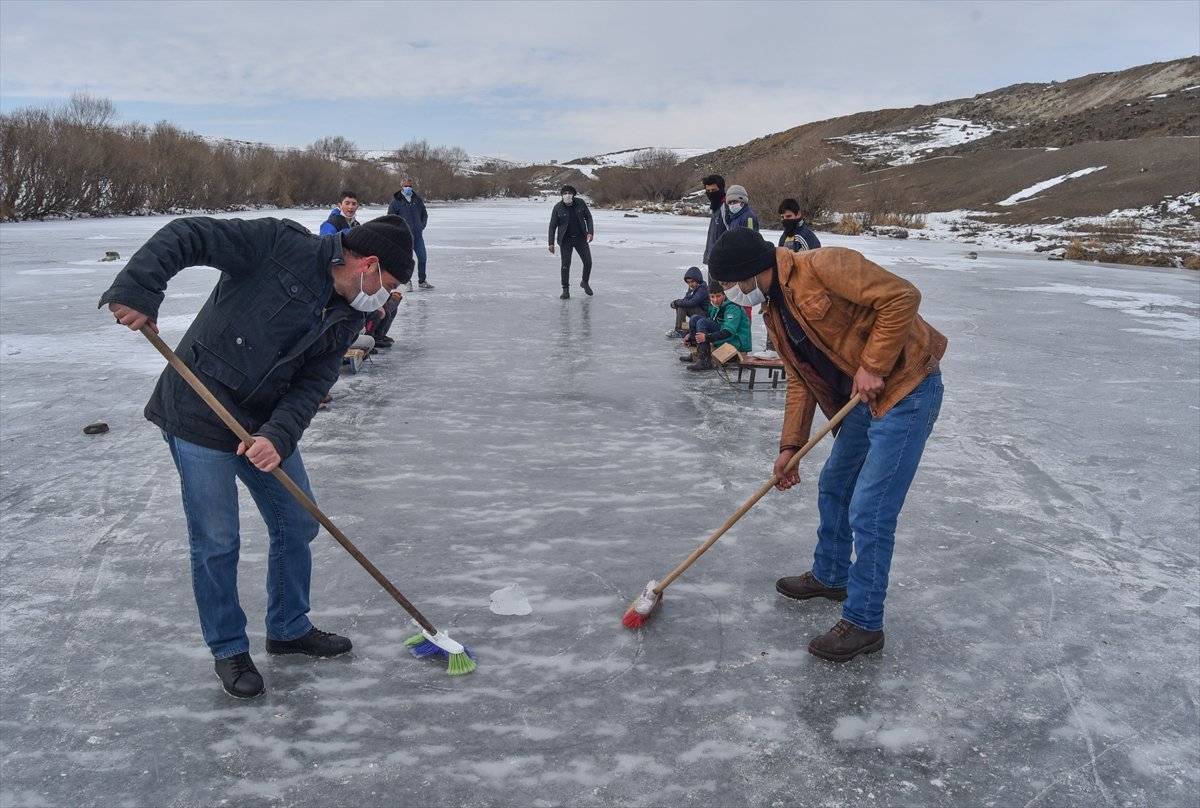 Buz tutan Kars Çayı'nda köylüler curling oynadı