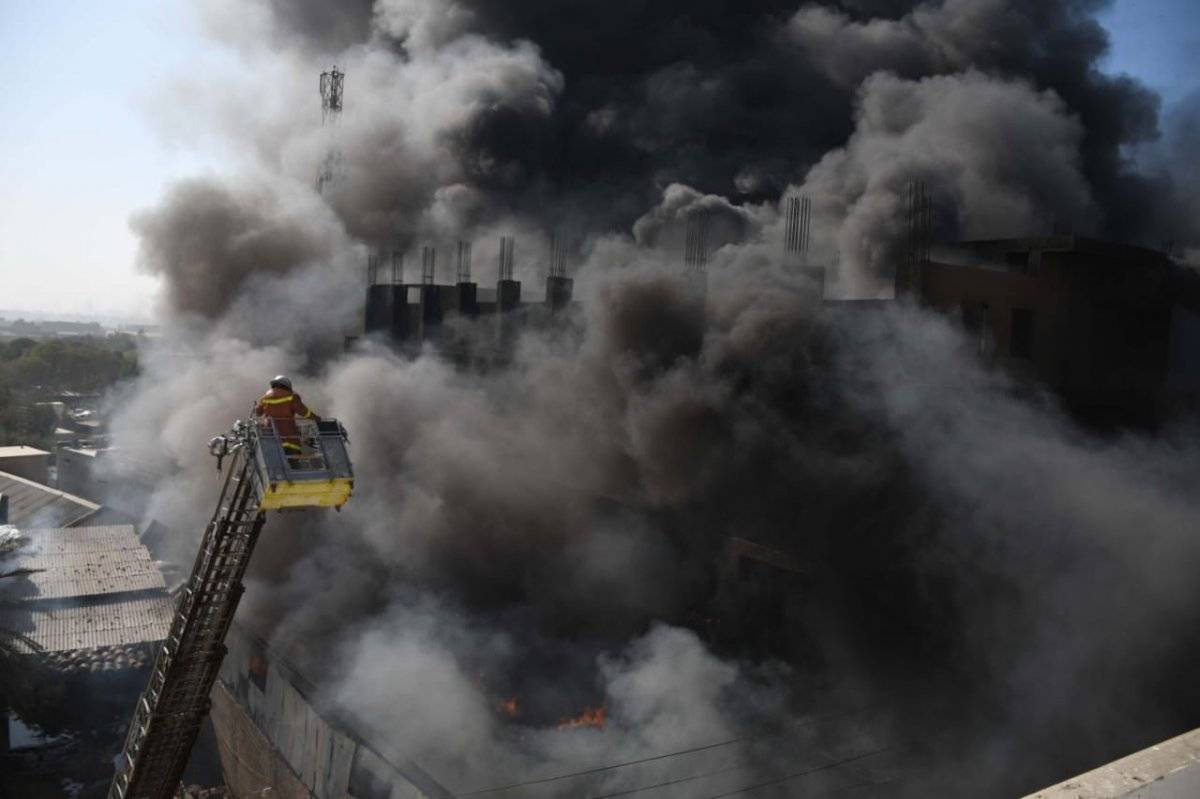 Pakistan'da boya fabrikasında yangın çıktı