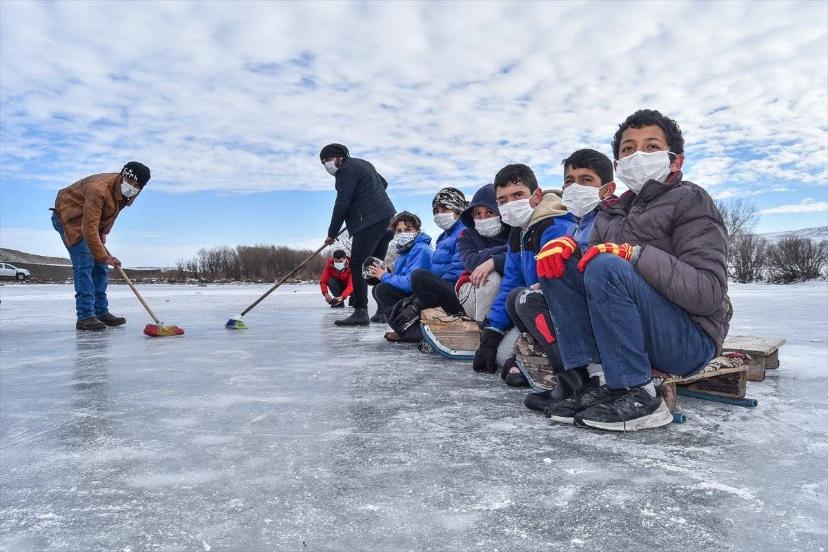 Buz tutan Kars Çayı'nda köylüler curling oynadı