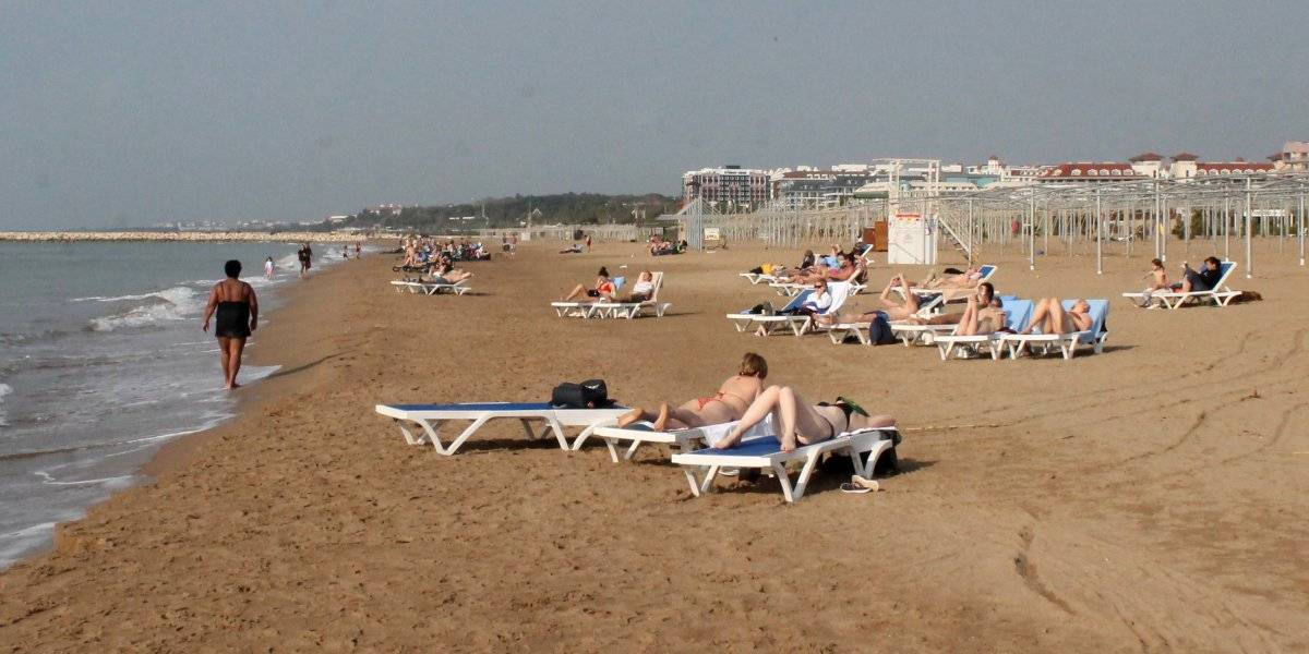 Antalya'da kısıtlamadan muaf turistler denize girdi
