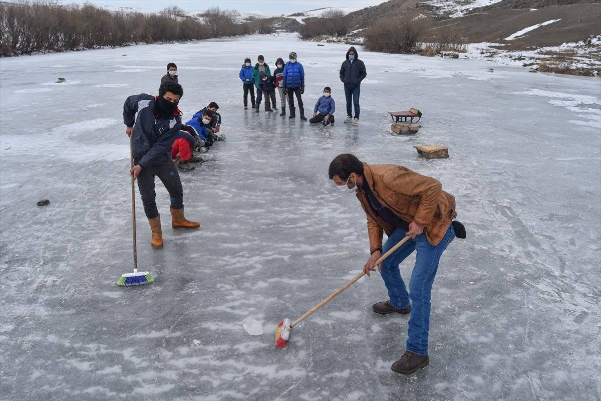 Buz tutan Kars Çayı'nda köylüler curling oynadı