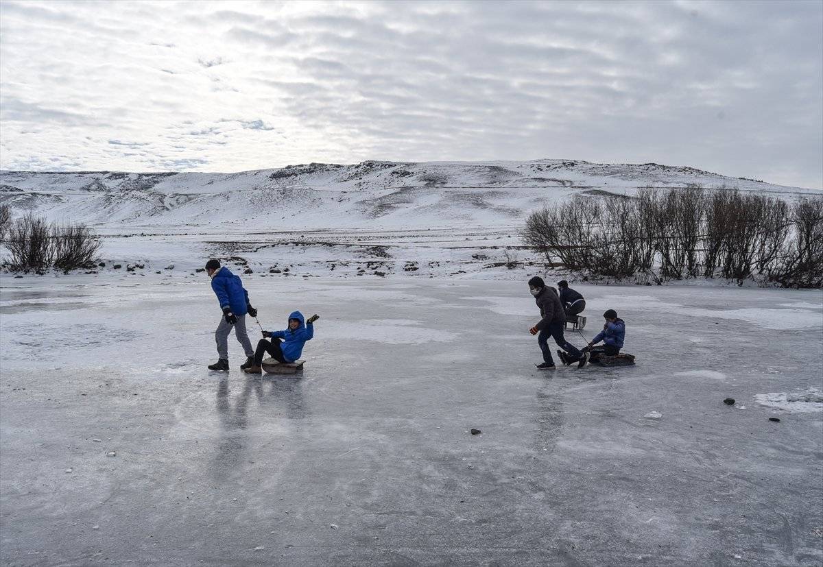 Buz tutan Kars Çayı'nda köylüler curling oynadı