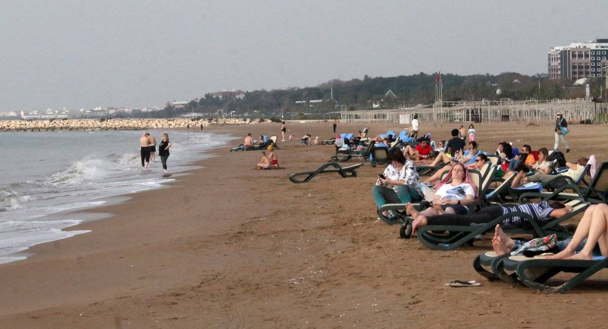 Antalya'da kısıtlamadan muaf turistler denize girdi