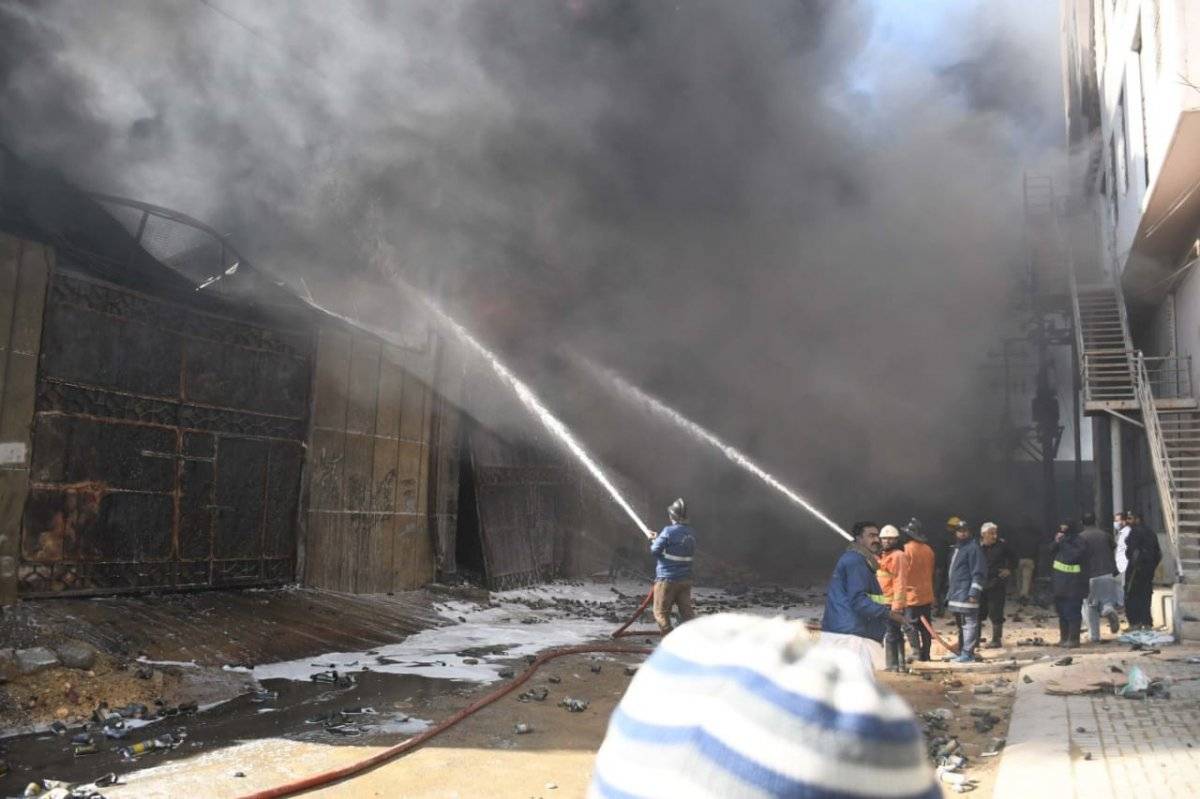 Pakistan'da boya fabrikasında yangın çıktı