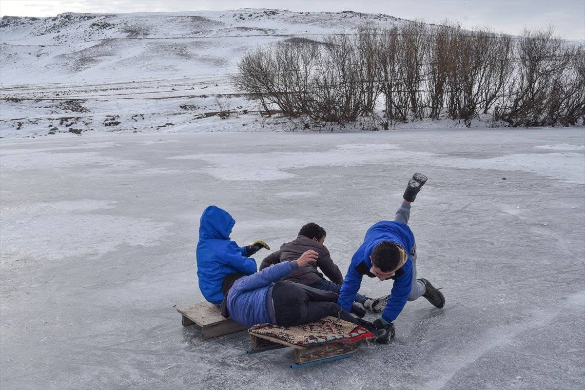 Buz tutan Kars Çayı'nda köylüler curling oynadı