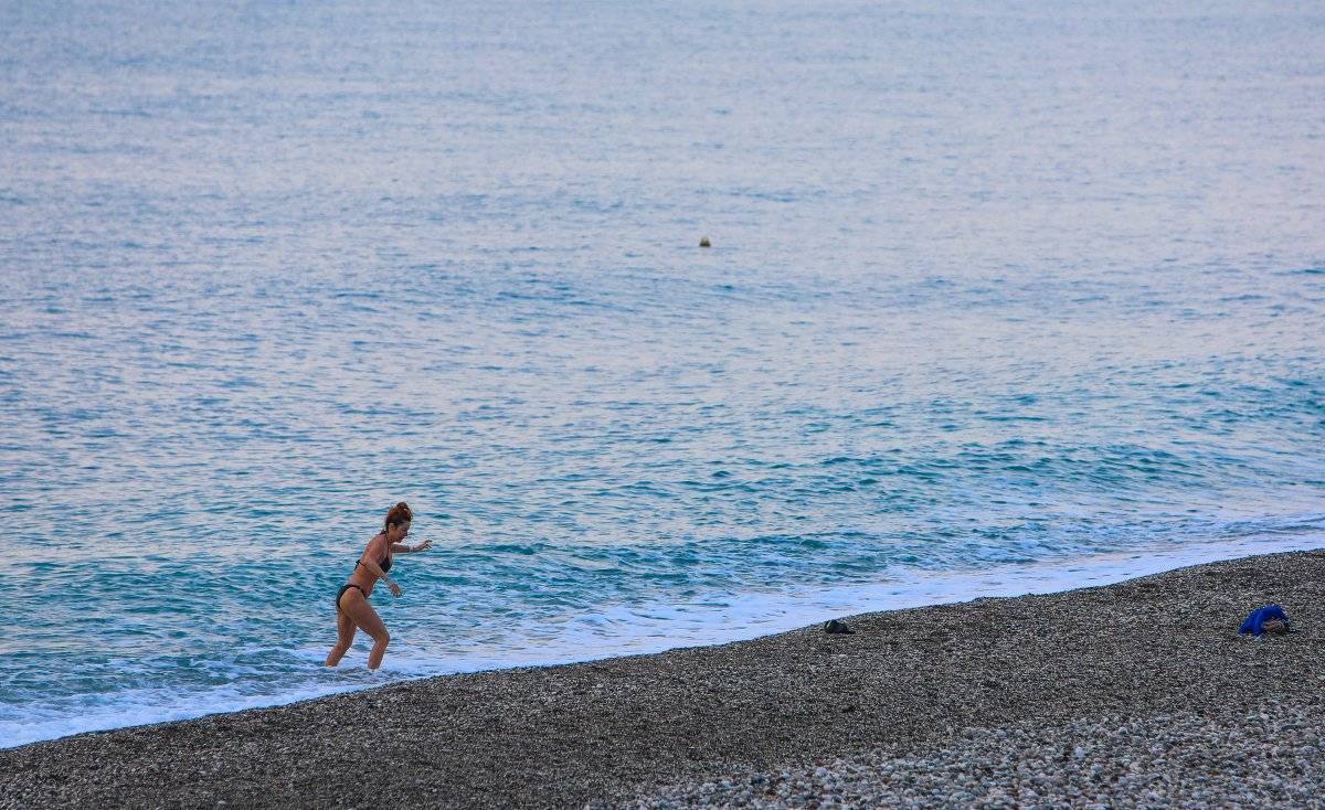 Antalya'da kısıtlamadan muaf turistler denize girdi