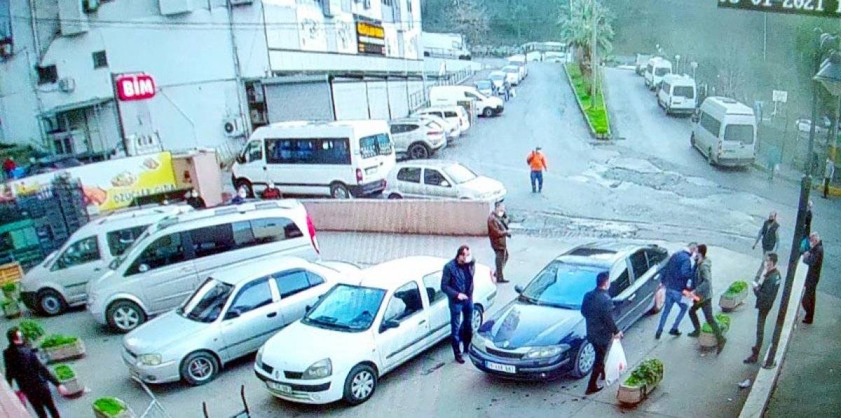 Zonguldak'ta maske takmayan genç, polise saldırdı