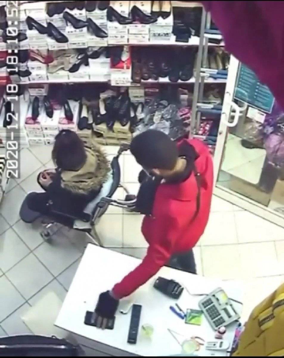 İzmir'de tekerlekli sandalyeli cep telefonu hırsızları