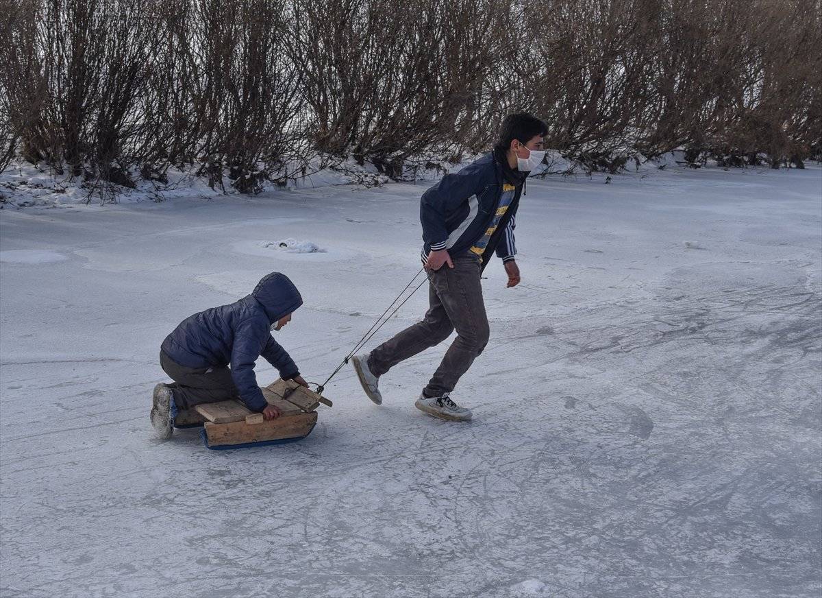 Buz tutan Kars Çayı'nda köylüler curling oynadı