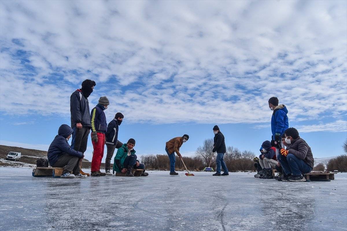 Buz tutan Kars Çayı'nda köylüler curling oynadı
