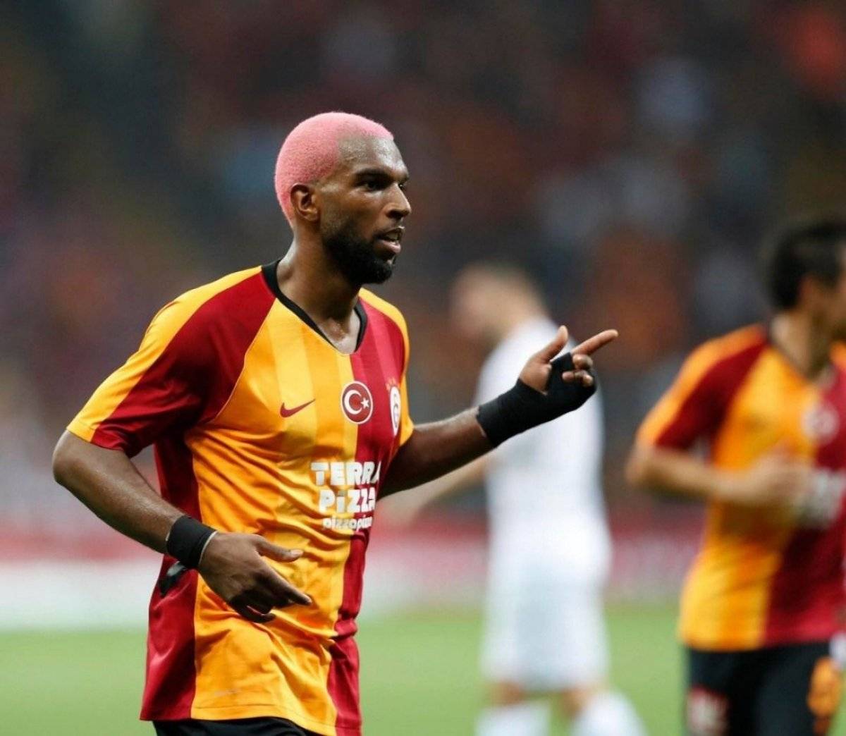 Ryan Babel'den taraftara: 2 yıl daha buradayım, korkak herif