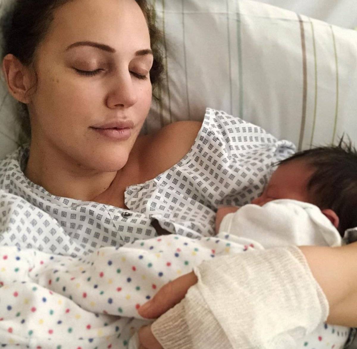 Meryem Uzerli, doğum yaptı