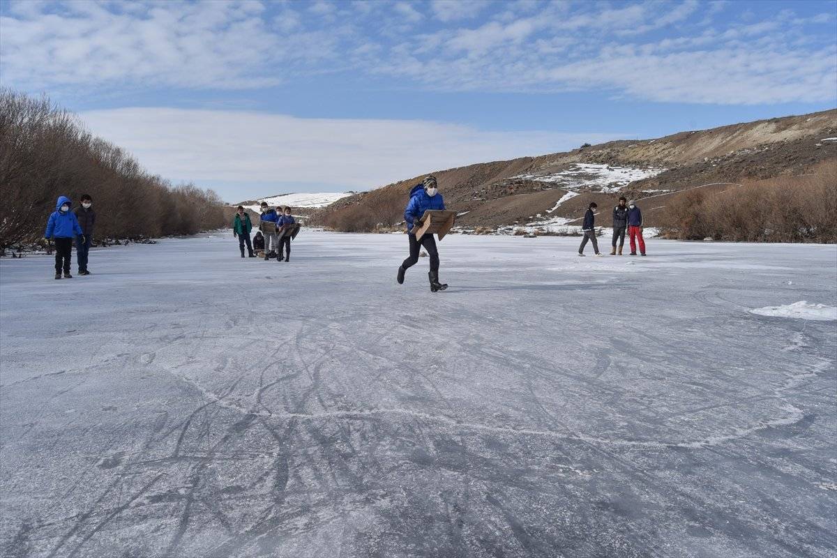 Buz tutan Kars Çayı'nda köylüler curling oynadı