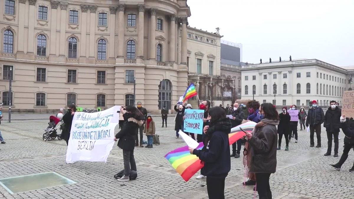 Almanya'da LGBT bayraklı Boğaziçi protestosu