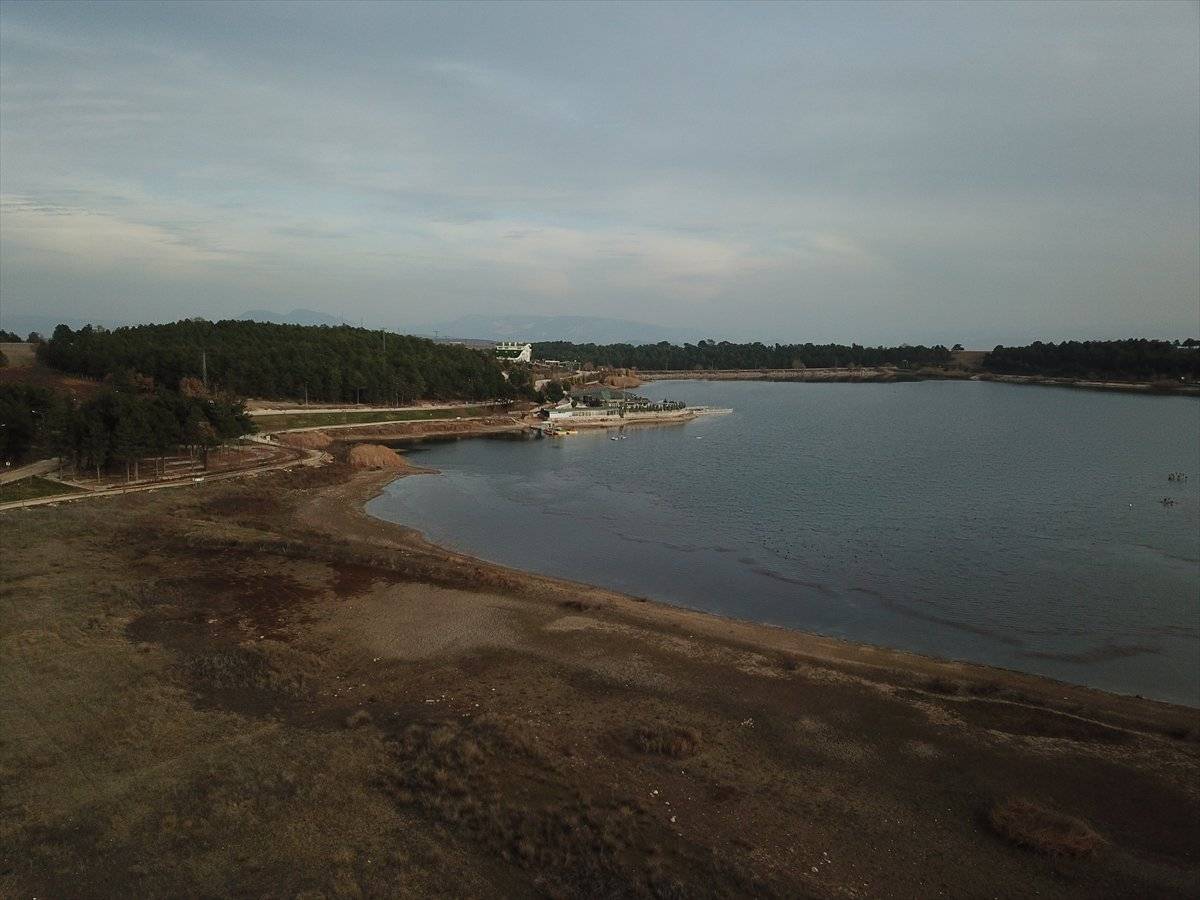 Pelitözü Göleti'nde yağış azlığı nedeniyle su 30 metre çekildi