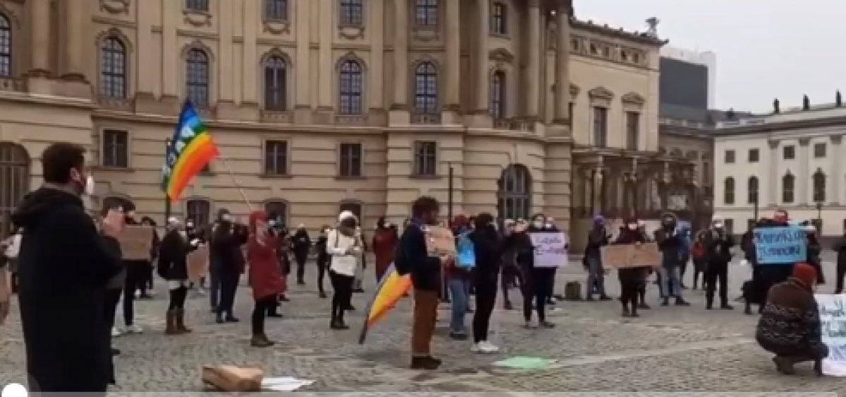 Almanya'da LGBT bayraklı Boğaziçi protestosu