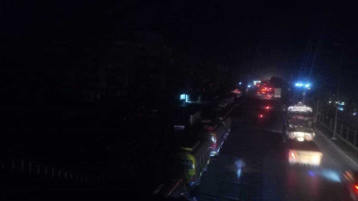 Pakistan’da birçok şehirde elektrik kesintisi