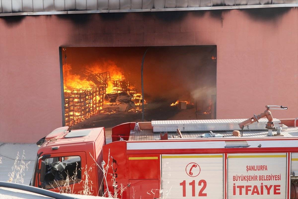 Şanlıurfa'da lojistik deposunda yangın