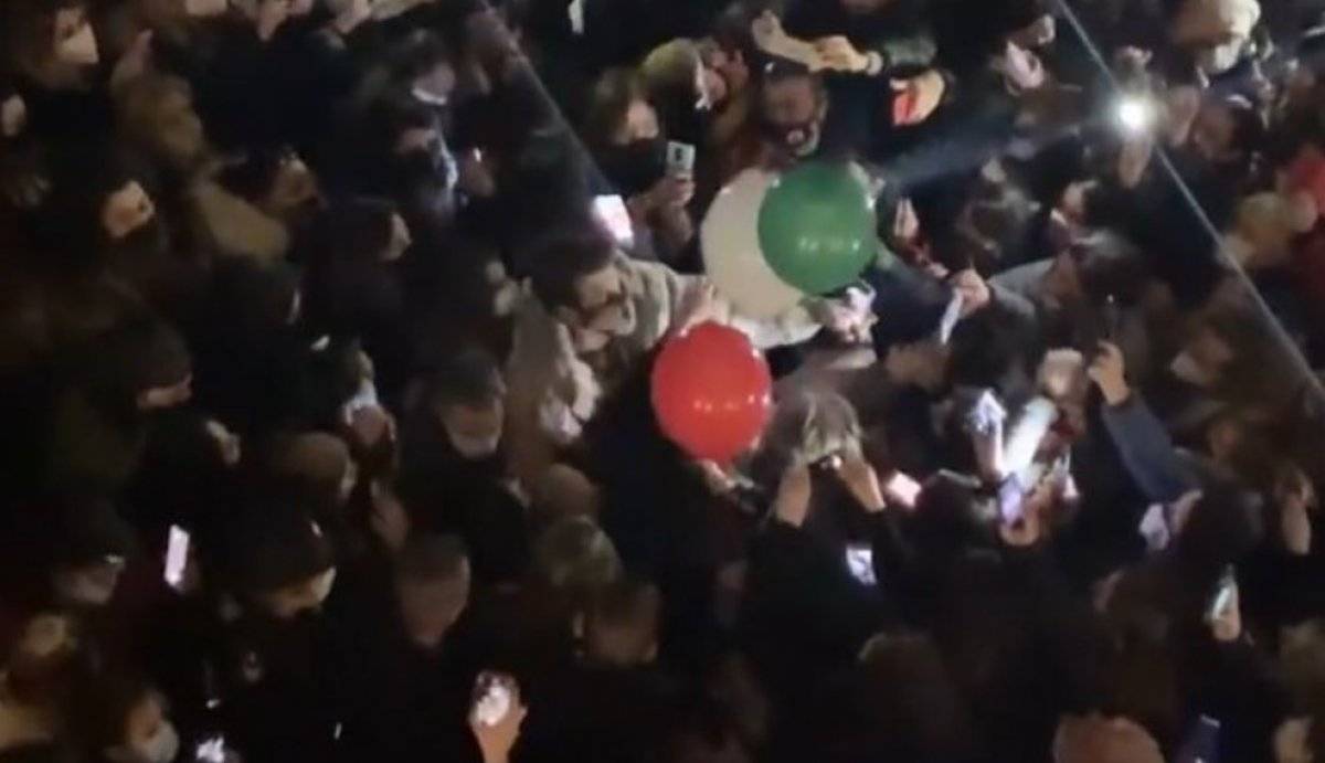 Oyuncu Can Yaman, İtalya’da 400 euro’luk sosyal mesafe cezası yedi