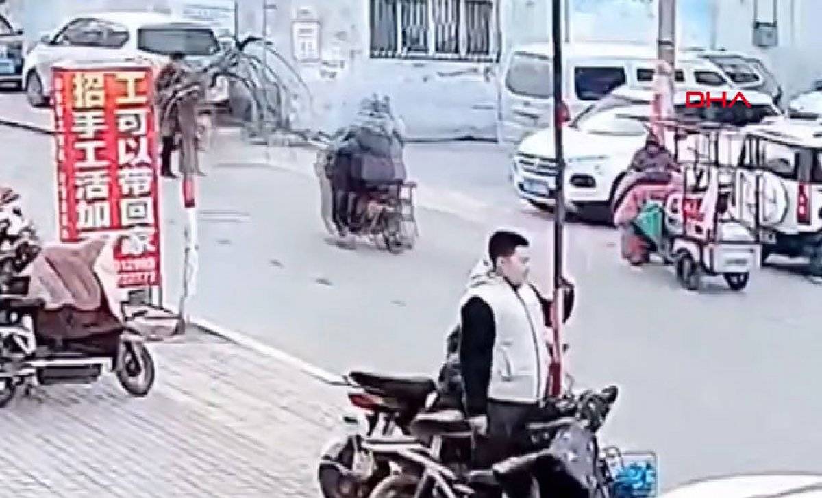 Direk yalayan Çinli gencin sonu kamerada