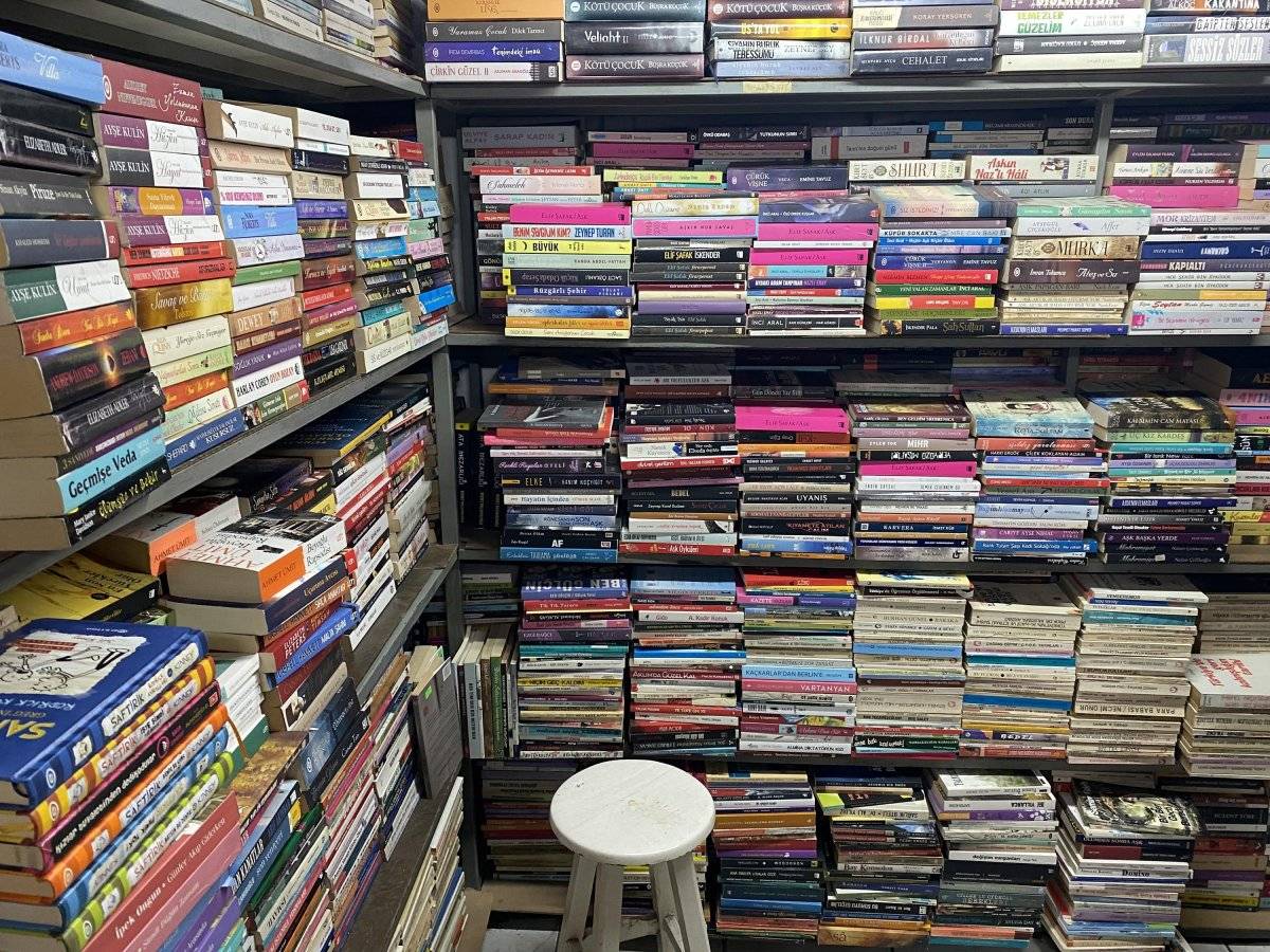 İzmir'de 46 yılda sokağa atılan 100 bin kitabı toplayıp, dükkan açtı