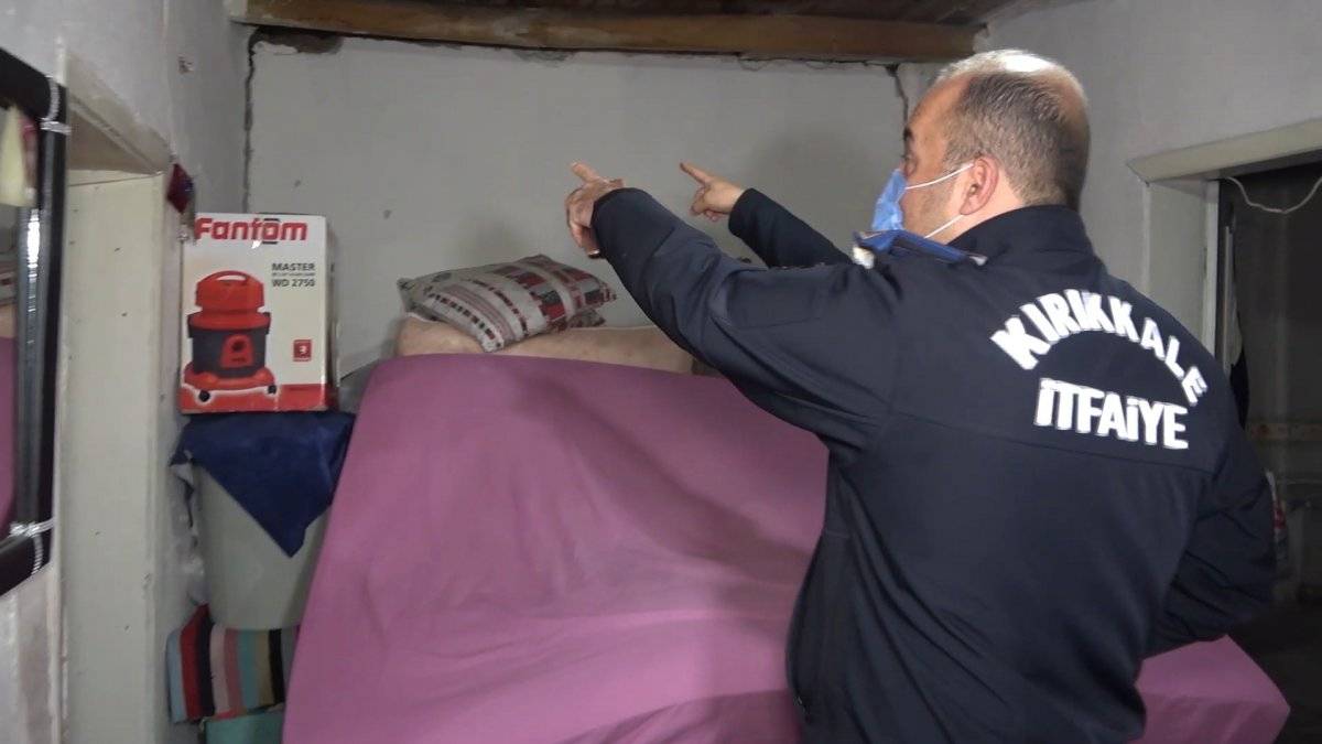 Ankara'daki deprem, Kırıkkale'de bir evin duvarlarını çatlattı