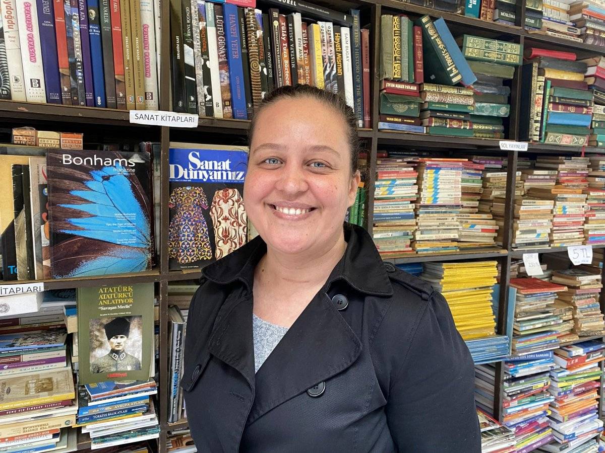İzmir'de 46 yılda sokağa atılan 100 bin kitabı toplayıp, dükkan açtı