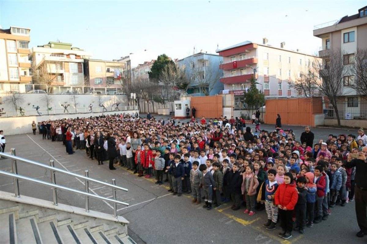 11 Ocak bayrak töreni saat kaçta? Öğrenciler okula mı gidecek? Bayrak töreni okulda mı, evde mi?