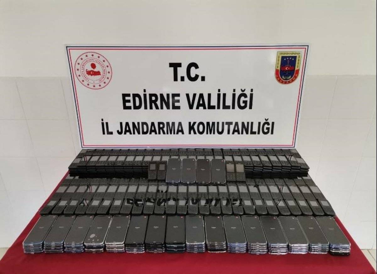 Edirne'de kaçak içki, parfüm, cep telefonu ve domuz eti ele geçirildi