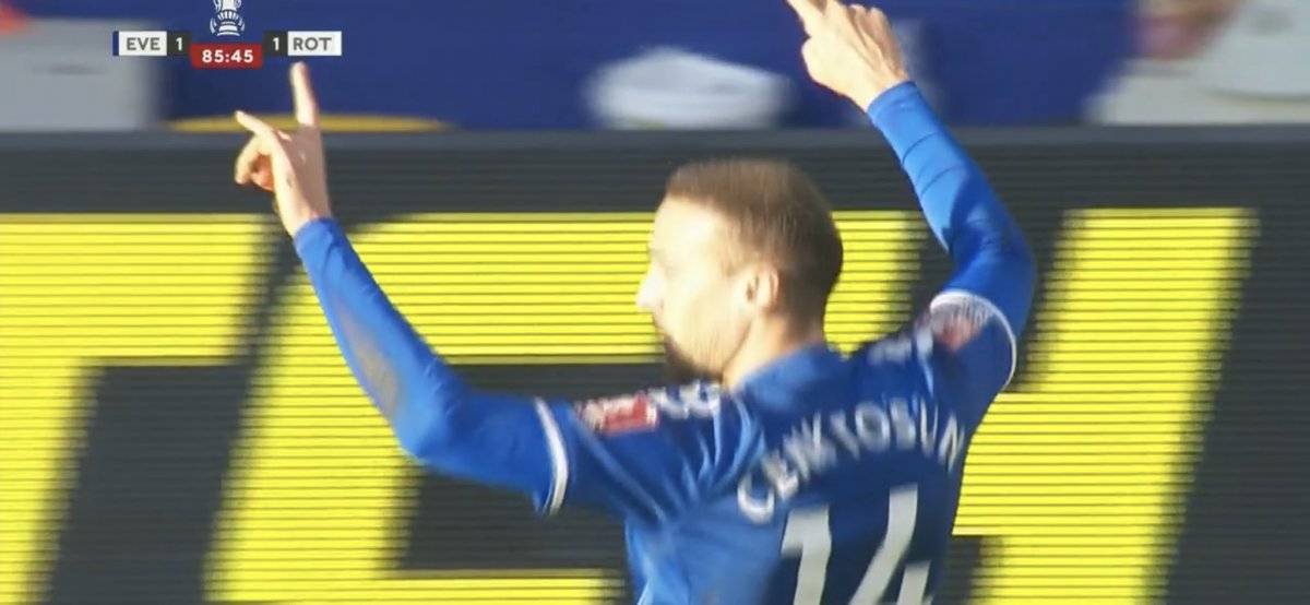 Cenk Tosun'un gol sevinci tartışma konusu oldu