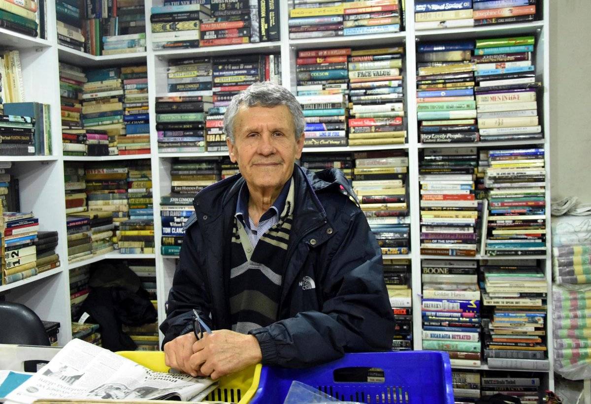 İzmir'de 46 yılda sokağa atılan 100 bin kitabı toplayıp, dükkan açtı