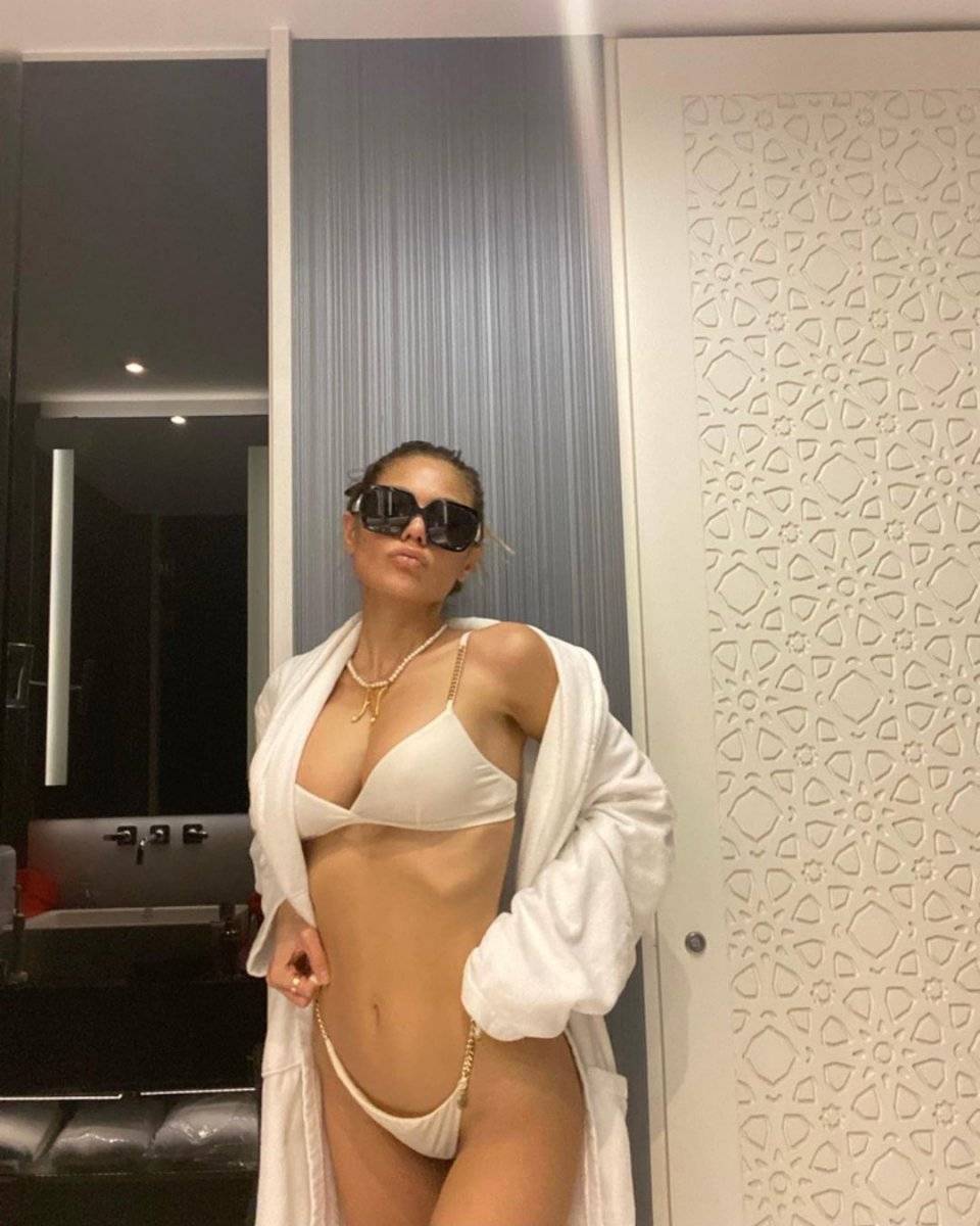 Nihal Candan, küvette bikinili pozlar verdi