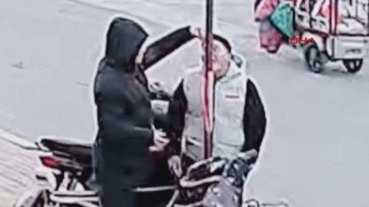 Direk yalayan Çinli gencin sonu kamerada