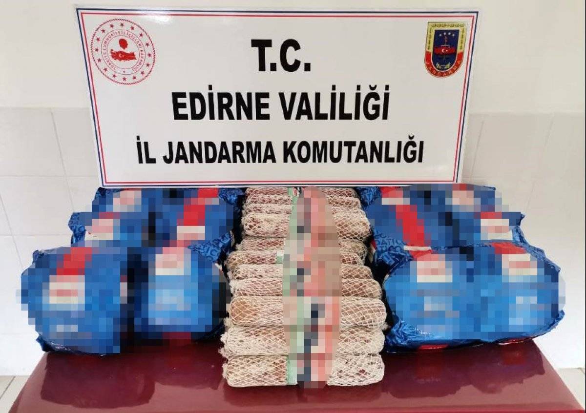 Edirne'de kaçak içki, parfüm, cep telefonu ve domuz eti ele geçirildi