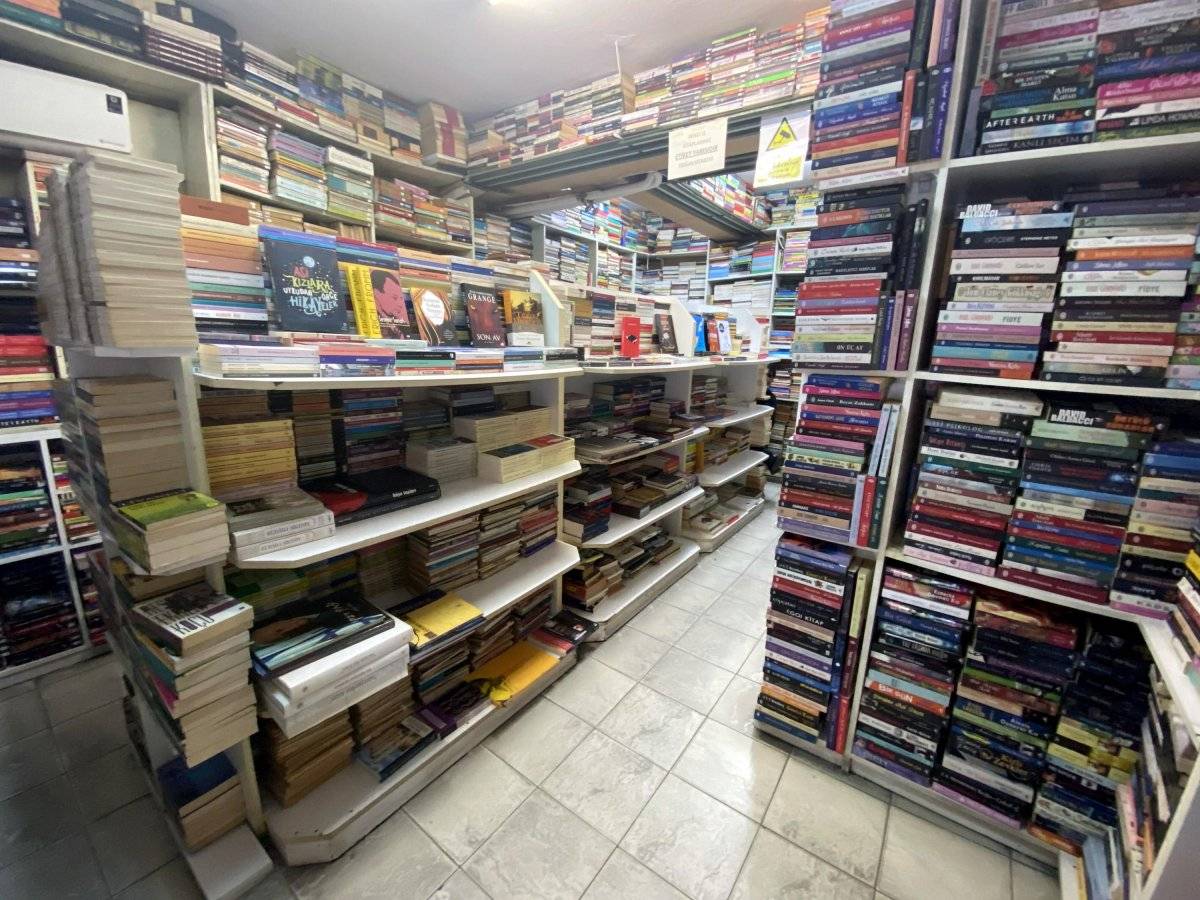 İzmir'de 46 yılda sokağa atılan 100 bin kitabı toplayıp, dükkan açtı