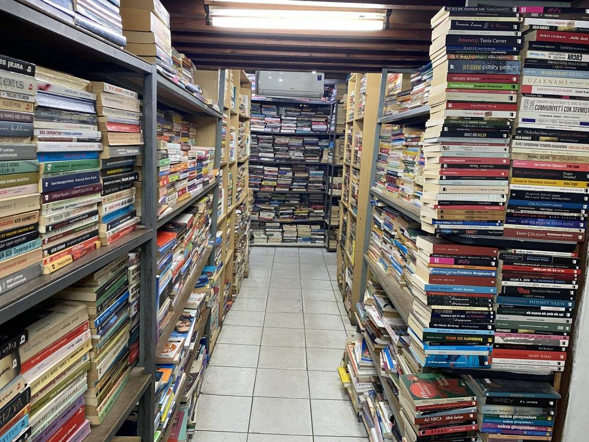 İzmir'de 46 yılda sokağa atılan 100 bin kitabı toplayıp, dükkan açtı