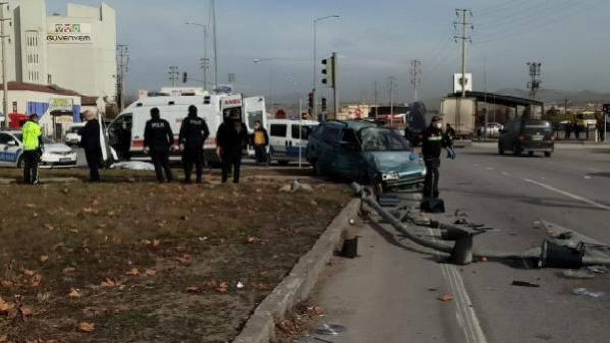 Çorum'da freni boşalan kamyon otomobile çarptı