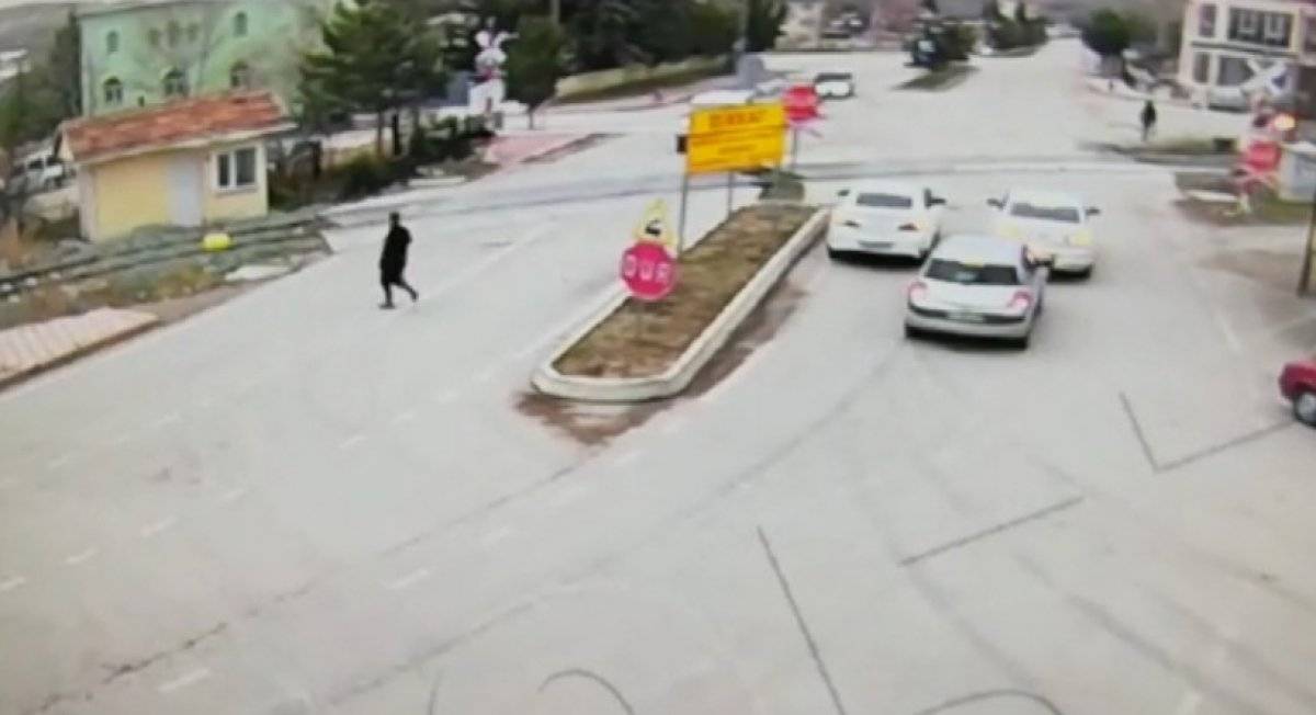 Amasya'da yolun karşısına geçmek isterken trenin altında kaldı