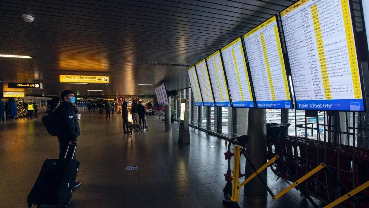 İngiltere, BAE'den gelen yolculardan 10 gün karantina şartı isteyecek