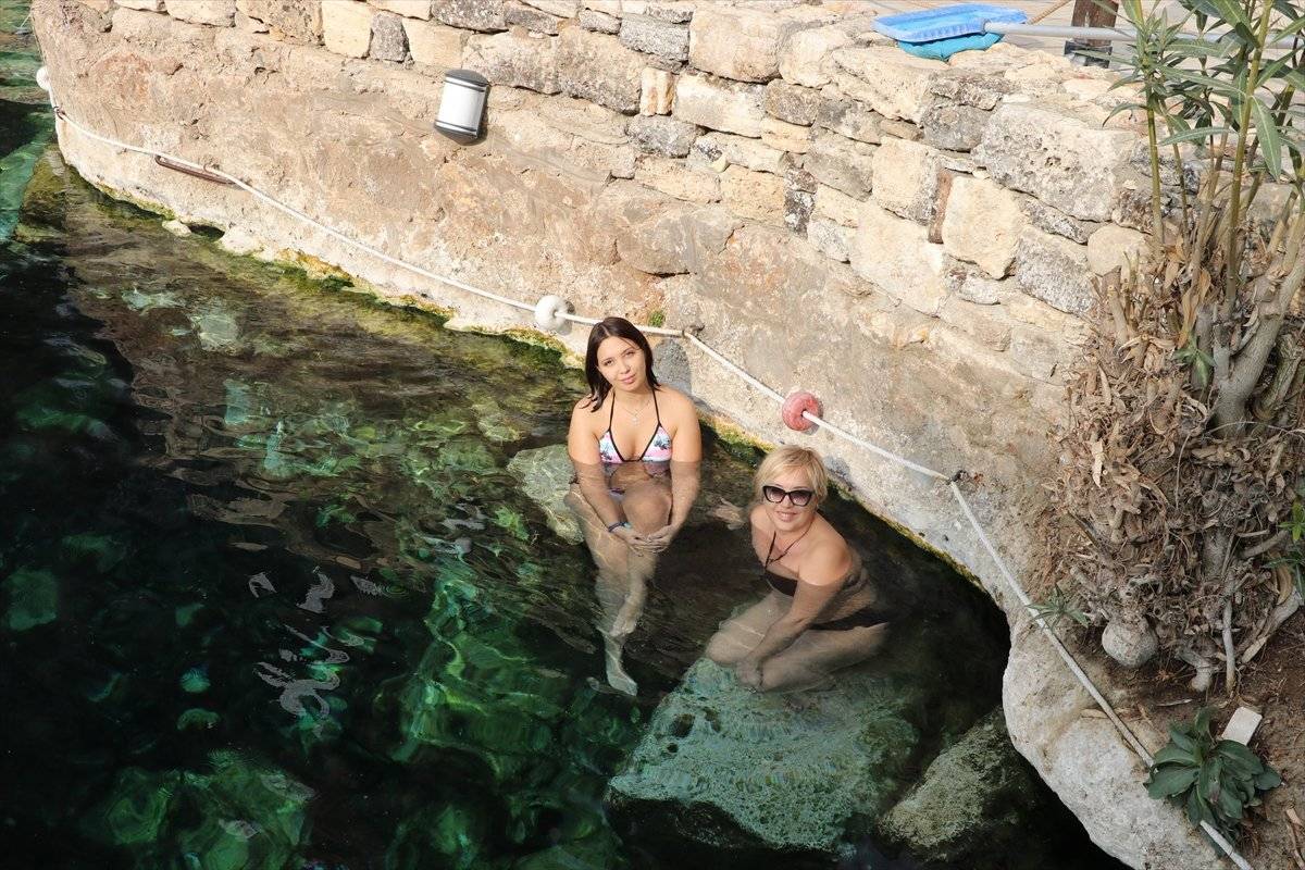 Pamukkale ziyaretçi çekmeye devam ediyor