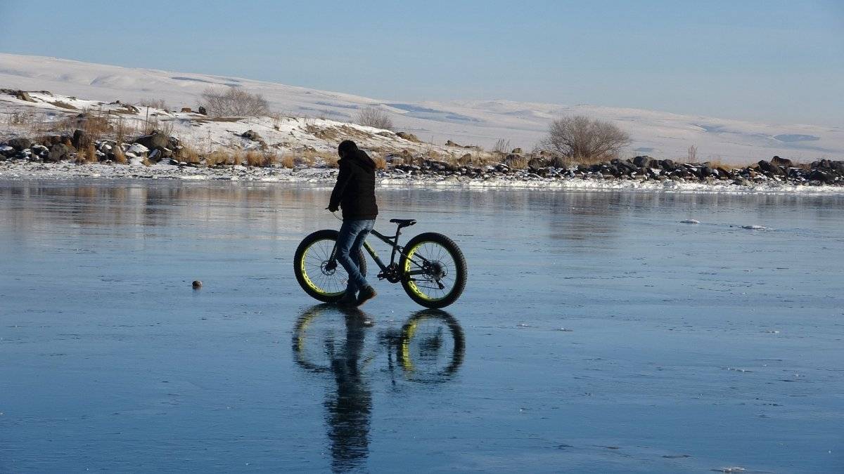 Buz tutan Çıldır Gölü'nde bisiklet keyfi