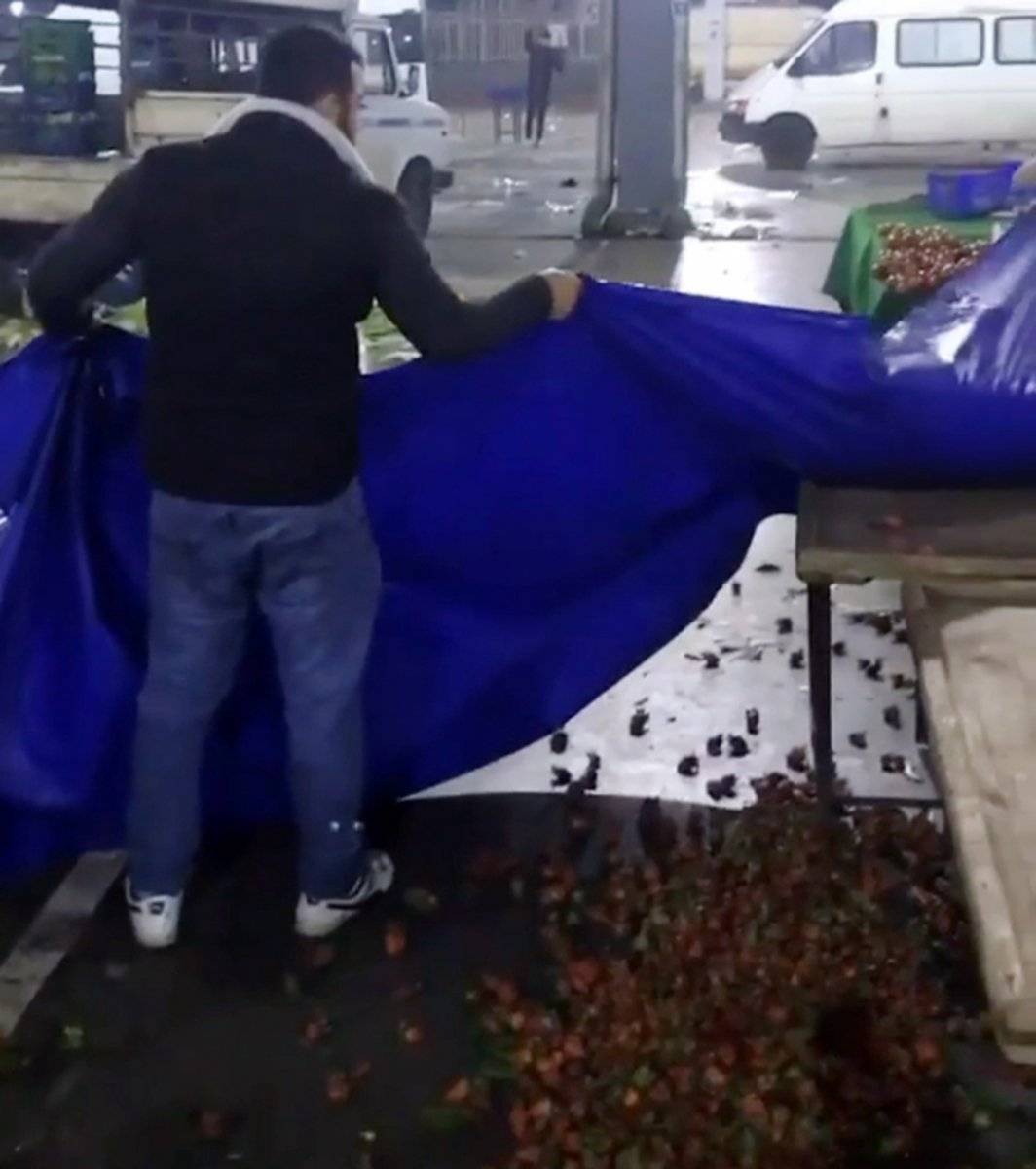 Satamadığı çilekleri yere döken Antalyalı esnafa tepki