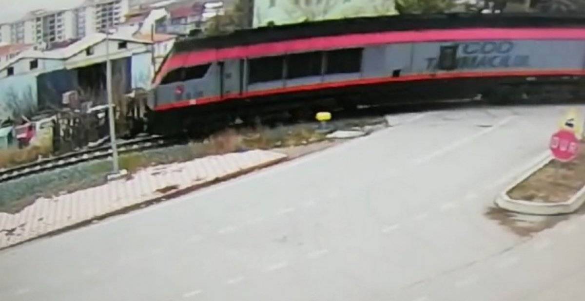 Amasya'da yolun karşısına geçmek isterken trenin altında kaldı