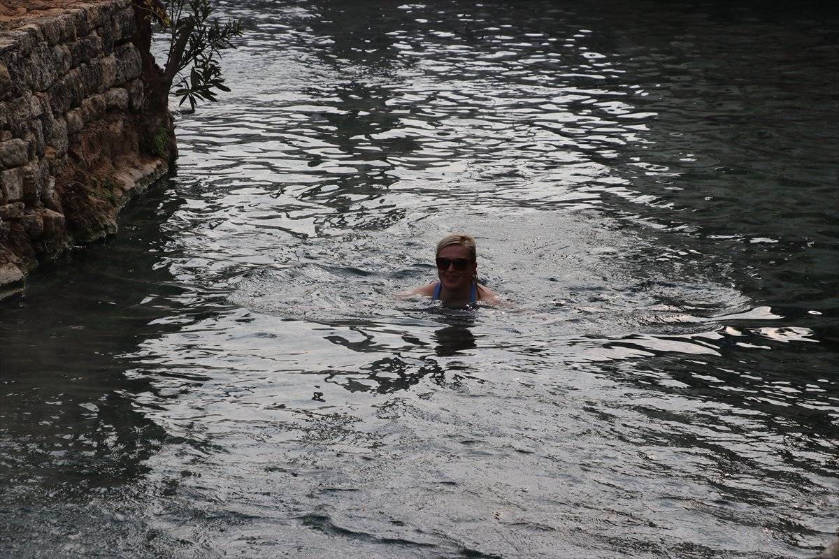 Pamukkale ziyaretçi çekmeye devam ediyor