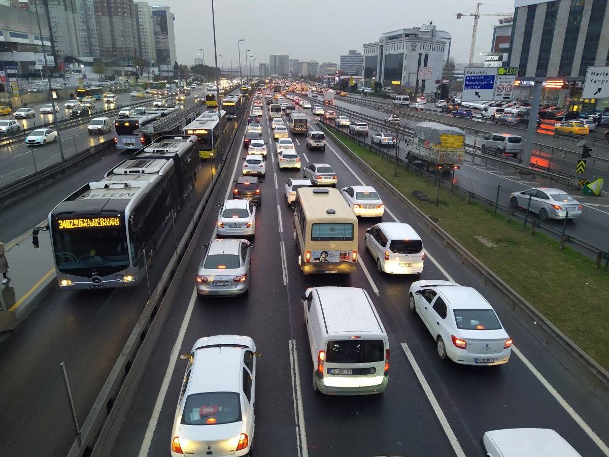 İstanbul'da trafik yoğunluğu yüzde 75'e ulaştı