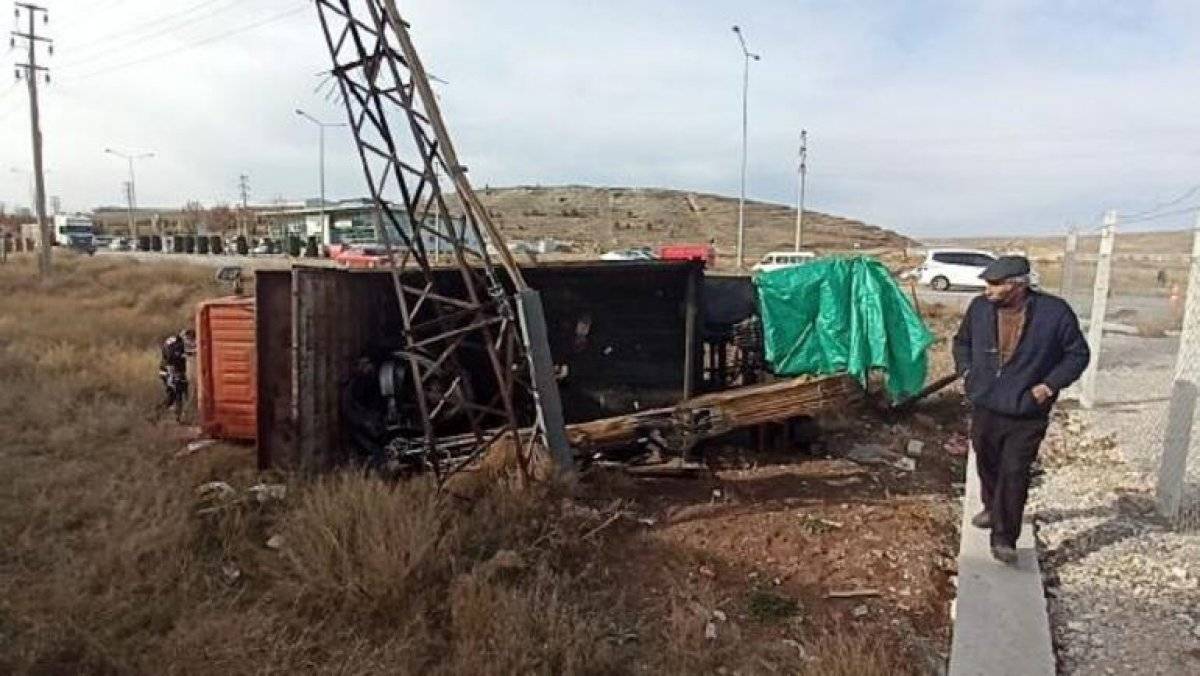 Çorum'da freni boşalan kamyon otomobile çarptı